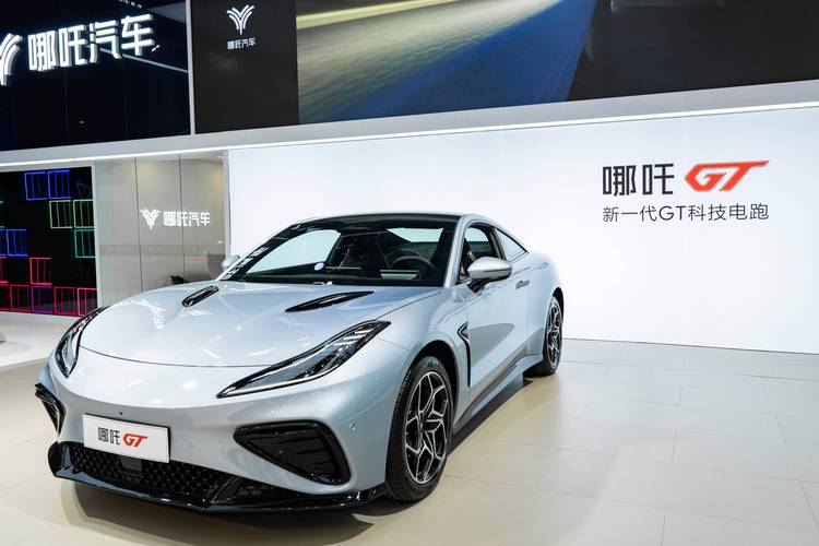 广州278哪吒汽车在智能汽车领域的表现，领途汽车在新能源汽车市场中的影响力